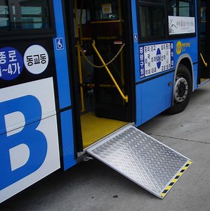 [Hot Item] Electric Wheelchair Ramp for Low-Floor City Bus