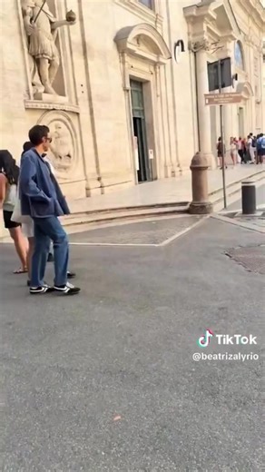 3.6K views · 3 comments | Harry Styles spotted kissing Zoe Kravtiz at London restaurant | The Sun Showbiz | Facebook