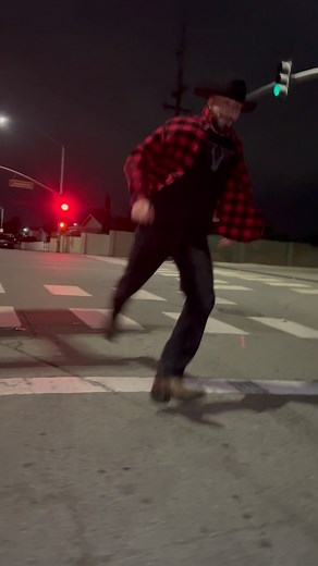 53K views · 3K reactions | En mi TikTok me retaron hacerlo en un semáforo  . . . #arreandolamula #bailongo #baile #bailecito #semaforo #light #stoplight #red #green #yellow #vaqueros #zapatos #zapateado #sombrero #dance #cowboy #tryit #intentalo #outfitinspiration #bailaconmigo | Sergio Alvarez | Facebook