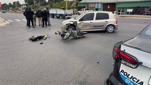 Fuerte accidente entre un auto y una moto en ruta 1: un motociclista resultó herido
