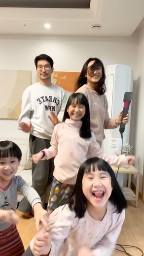 KIMBAB FAMILY on Instagram: ". Ceritanya mama Gina lagi ngeringin rambut, lalu dikasih musik sama appa Jay, jadinya hiburan minggu malam menjelang Senin 🙈😄😆. • • #KimbabFamily #sundayfunday #happyweekend #familymoments #우리가족화이팅"