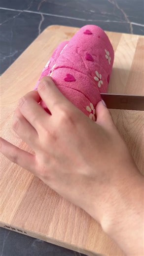 This heart-shaped cake is almost too pretty to eat! The secret pattern is actually so easy to make. | Chefclub Network