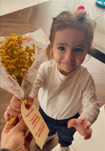 Non è una questione di fiori. È una questione di sguardi. Di come guardi una donna quando parla. Di quanto spazio le lasci al tavolo. Di quanta libertà le riconosci quando sceglie. L’8 marzo non è un promemoria. È una responsabilità. Il rispetto non si regala. Si pratica. Ogni giorno.🌼 Buona festa delle donne