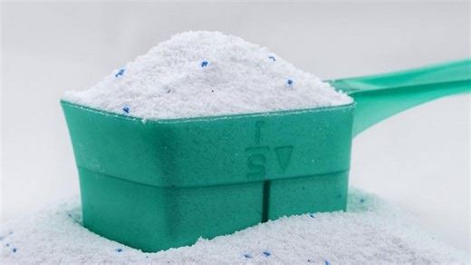 लिक्विड और पाउडर डिटर्जेंट में से आपके कपड़ों के लिए कौन सा है बेस्ट? जानें धुलाई से जुड़ा काम का हैक | liquid or powder which detergent is best for clothes | Herzindagi