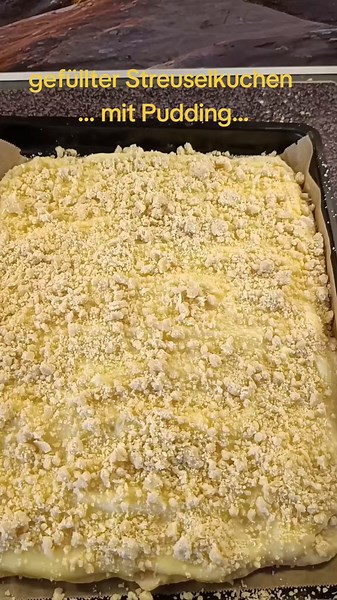 #Streuselkuchen #gefüllt #Pudding #Streuseln #Hefeteig #süß #lecker #zottelpaulas #einfach #Boden 450 g Mehl 240 ml Milch 50 g weiche Butter 1 Päckchen Trockenhefe 70 g Zucker #alles gut verrühren und eine Stunde ruhen lassen... #Streusel 100 g Butter 60 g Zucker ein Päckchen Vanillezucker 200g Mehl #Pudding 800 ml Milch zwei Vanillepudding 70 g Zucker im vorgeheizten Backofen bei 180° ca 20 bis 25 Minuten backen...