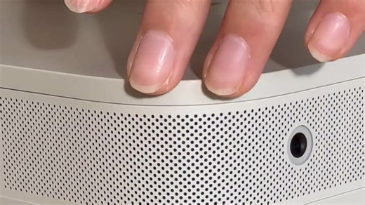 小巧便携随时投！极米智能投影超方便，体积小不占地，出差旅行轻松带。开机即投，支持自动对焦与梯形校正，墙面秒变大屏。内置智能系统，追剧观影无需外接设备，真实生活场