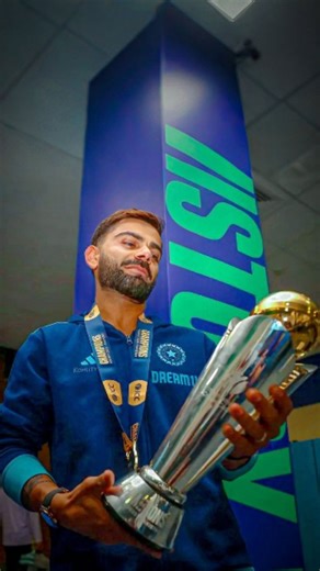 𝗰𝗿𝗶𝗰𝗸𝗲𝘁 𝘇𝗼𝗻𝗶 on Instagram: "1997년 개봉한 영화 Titanic은 잭과 로즈의 운명적인 사랑을 통해 비극 속에서도 오래 남는 감정의 깊이를 보여주는 작품입니다. 화려한 연출보다 인물의 감정에 더 집중한 제임스 카메론 감독의 스타일은 지금 다시 봐도 묘하게 가슴을 울리죠. 배가 침몰하는 장면이 아닌, 두 사람이 서로를 바라보던 순간들이 더 강하게 기억에 남는 영화이기도 합니다. 이 감정을 완성해주는 곡이 바로 셀린 디온의 *“My Heart Will Go On”*입니다. 처음 들으면 잔잔한데, 어느 순간 자연스럽게 가슴이 벅차오르는 느낌을 줍니다. 특히 후반부의 고조되는 보컬은 영화 속 잭과 로즈의 마지막 장면과 겹쳐지면서 괜히 마음이 서늘해지기도 하고요. 많은 분들이 “이 노래가 나오면 왜 그 장면이 자동으로 떠오르는지 모르겠다”고 말하는데, 그만큼 영화와 음악이 자연스럽게 얽혀 있는 곡입니다. 1998년 아카데미 주제가상을 비롯해 여러 상