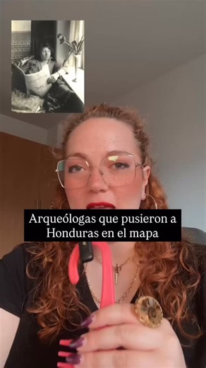 Cuatro mujeres. Cuatro épocas distintas. Ellas miraron bajo tierra cuando nadie más lo hacía. Mientras el boom bananero movía rieles y dinero, ellas cavaban historia. Dorothy, Doris, Conchita y Rosemary no solo encontraron figuritas, hornos o muros gigantes. Encontraron formas distintas de entender el poder, el cuerpo, el comercio y la inteligencia de las sociedades que habitaron este territorio. Gracias a ellas, Honduras dejó de ser solo “periferia” o “sombra maya” y empezó a leerse como lo que