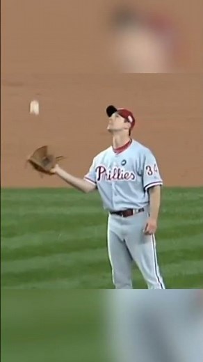 Cliff Lee with the Most Casual Catch of a Flyball in World Series History.