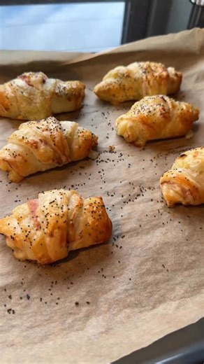 🥐 Ham & Cheese Croissants – flaky, cheesy, irresistible 🧄🧀 Buttery puff pastry filled with herb & garlic cream cheese, smoked ham and shredded cheese. Brushed with egg, topped with poppy seeds and baked until golden and crisp. 200 degrees 12-14 minutes: 📌 Save this one – you’re definitely going to make them again. Ingredients: • Puff pastry • Herb & garlic cream cheese • Shredded cheese • Smoked ham • Egg (for brushing) • Poppy seeds (optional but 🔥) #hamandcheesecroissant #savorypastry #ea