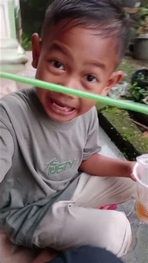 tutorial minum es..pakai swdotan panjang🤭#sedotanajaib #anakajaib
