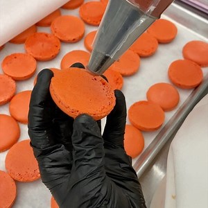 Here is the strawberry ganache recipe using the new @valrhonausa strawberry inspiration chocolate for macaron and truffles . If you don't get the strawberry chocolate, replace it with white chocolate . CREAMY STRAWBERRY GANACHE 120 GR STRAWBERRY PUREE 20 GR GLUCOSE SYRUP 240 GR VALRHONA STRAWBERRY INSPIRATION CHOCOLATE (MELTED 45C) WARM PUREE AND GLUCOSE TO 40C. AND MAKE EMULSION WITH THE MELTED CHOCOLATE. LET SET 24 HOURS At 20C TO PIPE MACARON AND TRUFFLES AND 28C FOR BONBONS FILLINGS. Aquí es