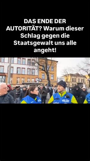 ​Black Mirror – Die Lokalversion 🇩🇪 on Instagram: "​"Ein Schlag gegen die Uniform – und keine Reaktion? Sehen wir hier das Ende des staatlichen Respekts oder die Krone der Deeskalation?" ​Szenen, die fassungslos machen: Mitten in Deutschland wird ein Polizeibeamter im Dienst körperlich angegangen. Doch was folgt, ist kein Zugriff, sondern ein fast stoisches Schweigen. Während die einen dieses Verhalten als vorbildliche Besonnenheit und moderne Konfliktlösung feiern, sehen andere darin ein fata