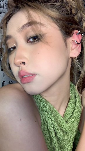 Grunge fairy olive green cutcrease makeup💚💫#makeup #makeuplook #douyinmakeup #fyp #xiaohongshumakeup #motd #makeuptutorial #eyemakeuptutorial #chinesemakeup #asianmakeup #cutemakeup #makeuproutine #eyemakeup #eyeliner #smokeyeyelook #transition #grunge #grungeaesthetic #grungemakeup #grungefairy