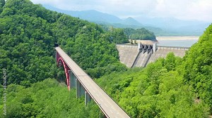 ダムと渓谷にかかる大きな橋の美しい景色 Beautiful view of the dam and the large bridge over the valley