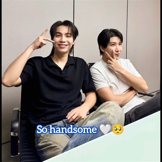 That room must have a lot of space but Firstkhao don’t care at all 😉#firstkhaotung #khaotung