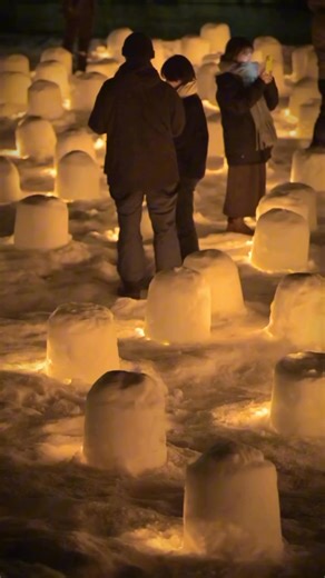 Can you imagine a festival of firelight and snow?❄️🕯️ ⠀ With over 450 years of history, the Yokote Snow Festival lights up snowy fields every mid-February. Around 3,500 miniature kamakura — traditional snow huts — glow after sunset, while larger kamakura invite visitors inside to explore their cozy interiors, where you can also enjoy a warm, traditional drink called amazake. The flickering light and falling snow create a scene straight from a winter fairytale☃️✨ ⠀ Would you wander through this 