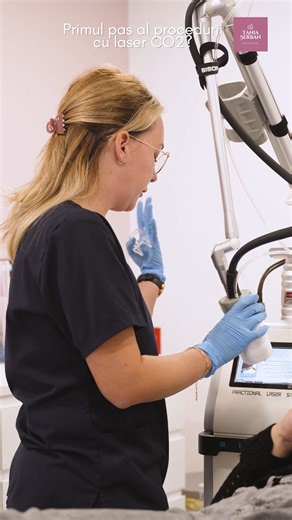 Laserul CO₂ reprezintă una dintre cele mai eficiente și sigure tehnologii moderne de rejuvenare și refacere a pielii, fiind utilizat atât în scop estetic, cât și medical. Fototipul feței este important atunci când alegem procedura cu Laser Co2, tocmai de aceea scanăm tenul înainte pentru a știi cât de adânc lucrăm cu pielea. Ca și indicații de folosire, avem o 𝒍𝒊𝒔𝒕𝒂̆ 𝒊̂𝒏𝒕𝒓𝒆𝒂𝒈𝒂̆ 𝒅𝒆 𝒓𝒆𝒄𝒐𝒎𝒂𝒏𝒅𝒂̆𝒓𝒊 pentru Laserul CO₂: ✨cicatrici post-acnee sau post-intervenții ✨pori dilatați