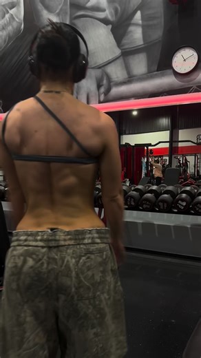 Poppi louiz🍒 on Instagram: "Until the unseen come to light. BACK PROGRAM. LINK IN BIO 🚨 ~ ~ Follow for more content @poppillouizz #explore #explorepage #réel #reels #poppilouizback explore explorepage réel reels reel reelvideo gymmotivation gymrat gymgirl mirror mirrorselfie réel symmetry posing gymreels posing mirror poppilouiz poppilouizback"