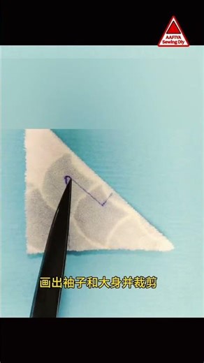 Here's a tutorial on how to make a plush bathrobe with just one snip! A must-see for beginners, ze