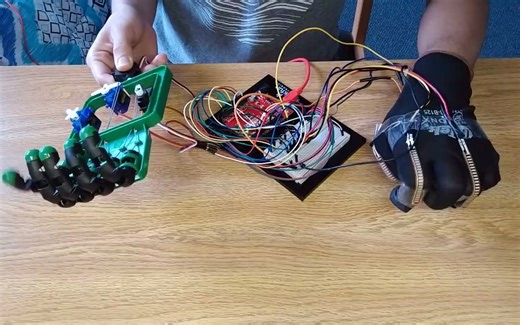 制作一个智能机器人收到只要以下这些主要配件3 个 Flex 传感器 1 个磁力计 4 个微型伺服器