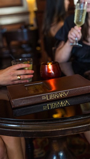 The Library Bar is our kind of night. 🥃 Award-winning and located in the Warwick Melrose Dallas, it’s a longtime favorite for handcrafted cocktails, live piano, and upscale bites in Uptown. Sip classics like The Walk Down Melrose Lane or Rosa’s Margarita, and enjoy a fresh menu of shareables and dinner favorites. Come early, stay late — the Library Bar never disappoints. 🎹 #WarwickMelrose #WarwickHotels #WarwickJourneys #DallasEats #TimelessRestaurant #LibraryBar #DallasHotels #LuxuryHotel #Li