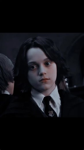 Azamatov on Instagram: "2001년 개봉한 영화 “A Beautiful Mind”는 단순히 천재 수학자의 삶을 다룬 작품이 아니라, 인간이 내면의 혼란 속에서도 어떻게 사랑과 신뢰로 자신을 되찾아가는지를 보여주는 깊은 이야기입니다 이 영화에서 감정을 완성시키는 요소는 바로 잔잔한 피아노 선율과 차분한 배경음악입니다. 처음에는 조용히 스며들지만, 어느 순간 관객도 모르게 내쉬의 감정에 같이 잠기게 되죠. 후반부, 아내가 내쉬의 손을 잡아주던 장면에서는 음악과 화면이 자연스럽게 겹쳐지면서 눈시울이 뜨거워지는 경험을 하게 됩니다. 많은 이들이 “이 장면만 떠올려도 이상하게 마음이 찡하다”고 말하는 이유도 그 때문일 겁니다. 이 영화가 여러 상을 휩쓴 건 단순한 인기 때문이 아니라, 누구에게나 자신만의 ‘보이지 않는 싸움’이 있다는 사실을 잔잔하게 일깨워주기 때문입니다. 시간이 지나 다시 보면, 괜히 조용한 밤에 오랜 고민을 천천히 정리해주는 듯한 묘한 위로가 느껴집니다.