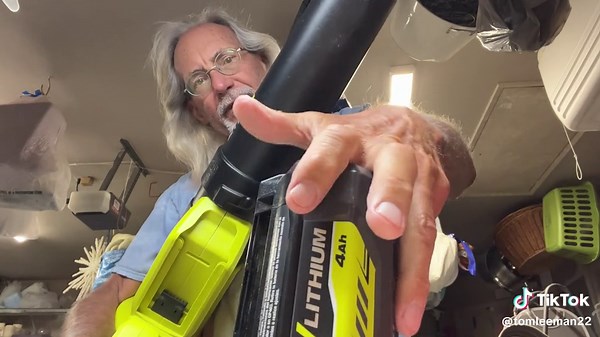 How to remove the battery from Ryobi 40 V blower