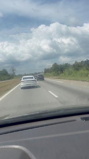 Ces motard m’ont fait perdre ma patience sur l’autoroute du nord hier. Ils obstruent la voie et empêchent les autres de passer. Tu veux les dépasser il t’empêchent de passer. Surtout la voiture escorte plaque diplomatique , en plus il est tellement imprudent avec des mouvements pour me barré la voie .. Franchement c’est dommage.. | Kader Saka