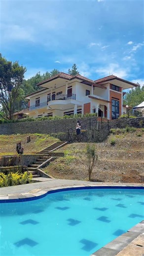 Uwie Adba'i on Instagram: "VILLA BARU DI PUNCAK BOGOR SUASANANYA BIKIN CANDU BGT ❗️ ini villa terbaru dari @villa_alanis namanya VILLA ALANIS VALLEY harga weekdaynya cuma 2juta aja. Kapasitasnya untuk 60 orang, udah dapet free 3 tenda selama bulan desember 2025. #villa #villapuncak #bogor #villapuncakmurah #villapuncakbogor #puncakbogor #puncak #villapuncakresort #villapuncakcisarua #wisatapuncak #wisatapuncakbogor"