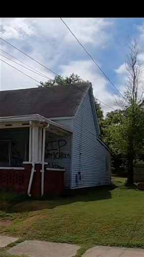 Something horrible may have happened in this home @RuralRoutesUSA #kentucky #abandoned #hauntedhouse