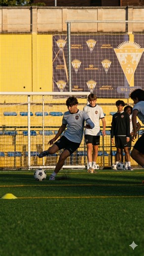 𝗘𝗹𝗶𝘁𝗲 𝗦𝗵𝗼𝘄𝗰𝗮𝘀𝗲 ⏭️ 𝗧𝗿𝗮𝗶𝗻 𝘄𝗶𝘁𝗵 𝗚𝗿𝗮𝗻𝗮𝗱𝗮 𝗖𝗙 🇪🇸⚽️ As part of our elite showcase events, we give players the exclusive opportunity to step onto the pitch and work directly with the coaching staff of professional Spanish clubs. On this occasion, we had the privilege of having Leo Fernandez, head coach of Granada CF Cadete, along with his entire cuerpo técnico, leading our players through an intense, high-level session. This wasn’t just a regular training day. It was a c