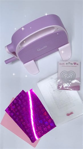 💗 ¿Qué es y cómo se usa una troqueladora Quelli? Este videíto va para todos los que preguntaron: “¿qué es esto?” 😌 Una troqueladora es una herramienta manual que te permite cortar figuras perfectas en papel, cartulina, foamy y otros materiales, usando troqueles metálicos ✂️✨ Con las troqueladoras Quelli solo necesitas armar el sandwich, girar la manivela… y listo 💫 En segundos obtienes cortes limpios, parejitos y con un acabado profesional. Ideal para crear tarjetas, etiquetas, scrapbooking y