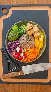 Bunte Poke Bowl mit Tofu & Buchweizen🌈✨ Anzeige: Mit einem scharfen Messer und gutem Schneidebrett – wie von @victorinox_dach – macht das Zubereiten von frischem Gemüse gleich viel mehr Freude. Meine bunte, nährstoffreiche Bowl ist nicht nur optisch ein Highlight, sondern auch ideal zum Vorbereiten als Meal Prep. Bunte Poke Bowl mit Tofu & Buchweizen Rezept für 2 Portionen: Tofu-Marinade 300 g Tofu gewürfelt 4 EL Sojasauce 2 EL Sesamöl 2 EL Reisessig → Tofu marinieren, restliche Marinade zum Be