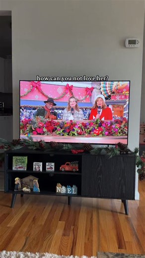 Megan 🤠🤎🏃🏽‍♀️ on Instagram: "Only reason to watch the parade. I’m obsessed. And queen was NOT lip syncing 💅 @laineywilson @macys #fyp #macysthanksgivingdayparade #laineywilson"