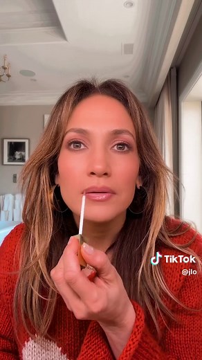 Cupid's kiss from me to you 💋🏹 My Valentine's day inspired skincare only with @JLoBeauty #ThisIsMeNow ✨ Apply That Big Screen SPF mixed with Complexion Booster in shade Warm Bronze ✨ Apply Beso Balm ✨ Apply Complexion Booster in shade Pink Champagne for highlights ✨ Apply MORE Beso Balm