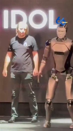 Rusia presentó su primer robot de inteligencia artificial, llamado AIDOL, pero su debut no salió como esperaban... Durante la presentación, el robot salió al escenario caminando de forma torpe, y justo cuando la música de Rocky Balboa llegaba a su punto más alto… ¡terminó cayendo al suelo! El equipo corrió a levantarlo y hasta usaron una manta negra para cubrir el momento, pero el video ya se hizo viral. Una mala primera impresión para lo que debía ser un gran paso en la robótica rusa. #Noticias