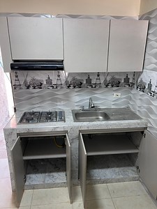 Mira lo fácil que este joven le da vida a una cocina de cemento 😱 #asmr #diy #homedecor #puertas #kitchendesign | Jhoon Gomez