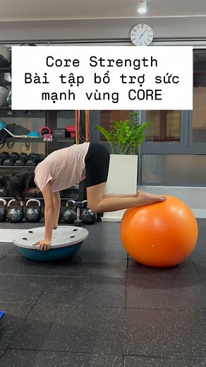 Core Strength là level 2 trong giáo án tập Core theo chương trình OPT NASM. Level 1 sẽ tập trung vào các bài tĩnh, xây dựng sự ổn định, thăng bằng, cảm thụ bản thể, xây dựng lại các nhóm cơ lõi sâu bên trong lâu ngày chưa sử dụng. Vd: bird dog, dead bug,… Level số 2: tập trung vào các chuyển động xoay, gập, thường sử dụng bằng bodyweight, cáp,… tập với tốc độ trung bình, xây dựng sức mạnh vùng core, tạo cảm giác phát lực vùng bụng thay vì là cột sống. Level số 3: các bài tập nhanh, tốc độ, bùng 