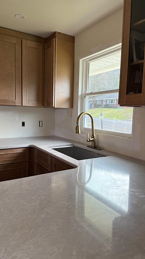 Kate | Home DIY & Design on Instagram: "The moment we've all been waiting for (and by we I mostly mean me 😅👏🏻) WE HAVE COUNTERS!!! I sweat more today whilst doing zero manual labor than I normally do while I'm actually working 🤣🫣 but all my worrying was for nothing - the whole install went off without a hitch. These counters are called Marathi Marble and they're from a company called @wilsonart! I'll share an in depth reel about them soon so stay tuned for that!! 🤗 One more day to get read