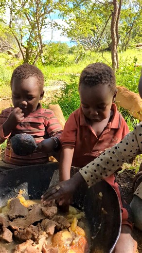 Kids eating together, sharing happiness. ❤️#KidsTime #EatingTogether #HappyKids #ChildhoodMoments