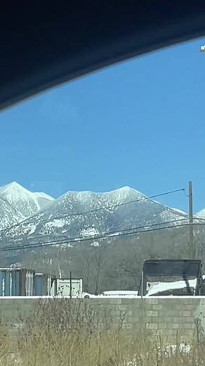 Cruisin’ through downtown Flagstaff after the snow cleared. Mountains dressed in white, Pathfinder in snow mode – winter wonderland vibes! ❄️🏔️🚗 #SnowyDrive #FlagstaffViews #CapCut