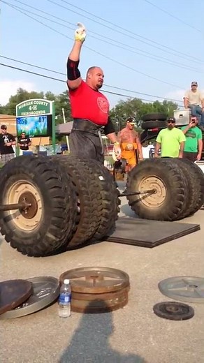 Brian Shaw 1000 lb/454 kg Tire Deadlift
