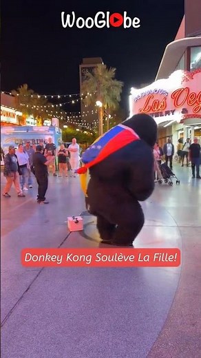 Donkey Kong en Costume Soulève et Fait Tourner une Femme à Las Vegas