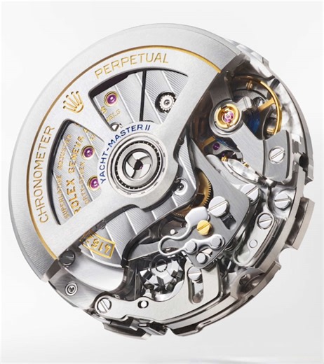 Rolex sigue jugando su mejor carta donde pocos miran: el movimiento. El calibre 4131 en el Daytona y el 3255 en el Day-Date son evolución pura: Chronergy, Parachrom y eficiencia energética real. Hablamos de 70 horas de reserva de marcha, resistencia magnética y precisión de -2/ 2 segundos al día. No es marketing, es ingeniería aplicada al uso diario. Juicio Central: Mientras otros innovan en diseño, Rolex sigue dominando lo que realmente importa: el rendimiento. #Rolex #WatchMovement #Calibre413