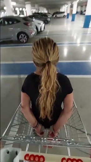 Handcuffed in shopping cart / In Handschellen im EInkaufswagen - Bergamo