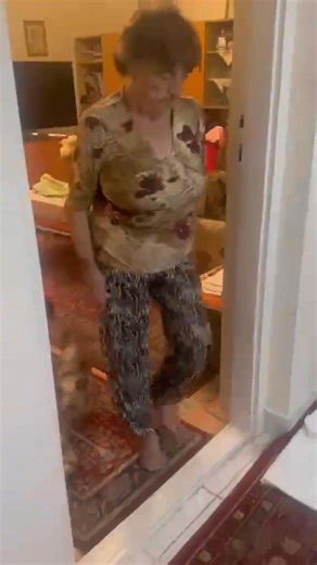 Ezt a posztot még fel kell tennem. Juditnak köszönhető csak, hogy itt van. Hivatalos ügyben (munka miatt) Debrecenbe kellett mennie, és átvette. Ha épp az ország másik végén van a kutya???? Vagy neki dolga??? Hát akkor igy járt. Mert a szerinte gondoskodó, őt 9 évig nem oltató, mem chipező gazdának nem volt a kutyára "b" terve, és ma reggel 04.25-kor elindult a világba, konkrét tervekkel, amik a kutyát már nem tartalmazták. Judit azt mondja: szerencséje volt a nőnek. Nem, nem annak volt, hanem a