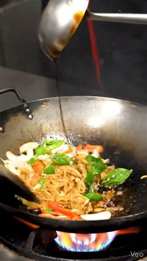 Thai Drunken Noodles Wok Toss 🔥 | Real 8 Sec Cooking