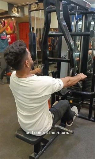 Build a Bigger Back with Seated Rows 💪