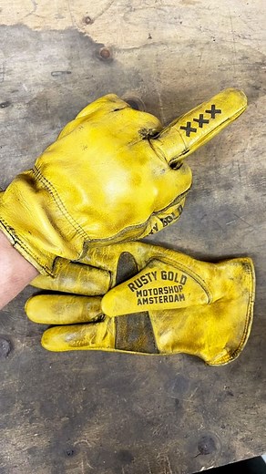 The Rusty Golden Tough Gloves are completely sold out! Working my ass off on getting a new batch ready so pleas bear with me. They should be done somewhere in the end of next week 😤 Pre-order online now to get yours as soon as possible 💪🙏 Thanks for the support, have a great weekend 🍻 🏍・•・•・•💨 #rustygoldmotorshop #amsterdam #handmade #motorcyclelifestyle #gear #localbusiness #shoplocal #quality #garments #merch #fyp #scrambler #bobber #caferacer #bratstyle #chopper #builtforlife #patina #c